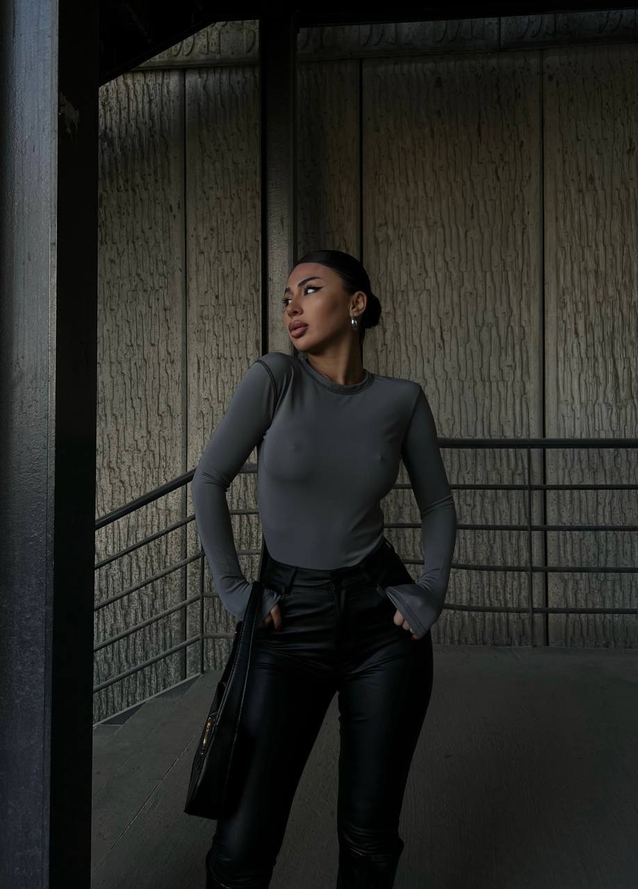 Fitted Long-Sleeve Basic