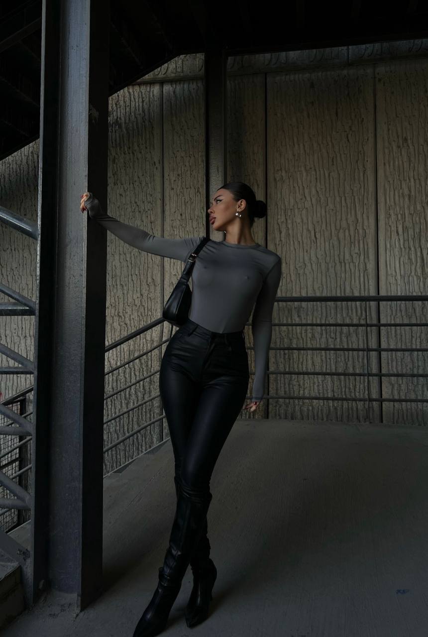 Fitted Long-Sleeve Basic