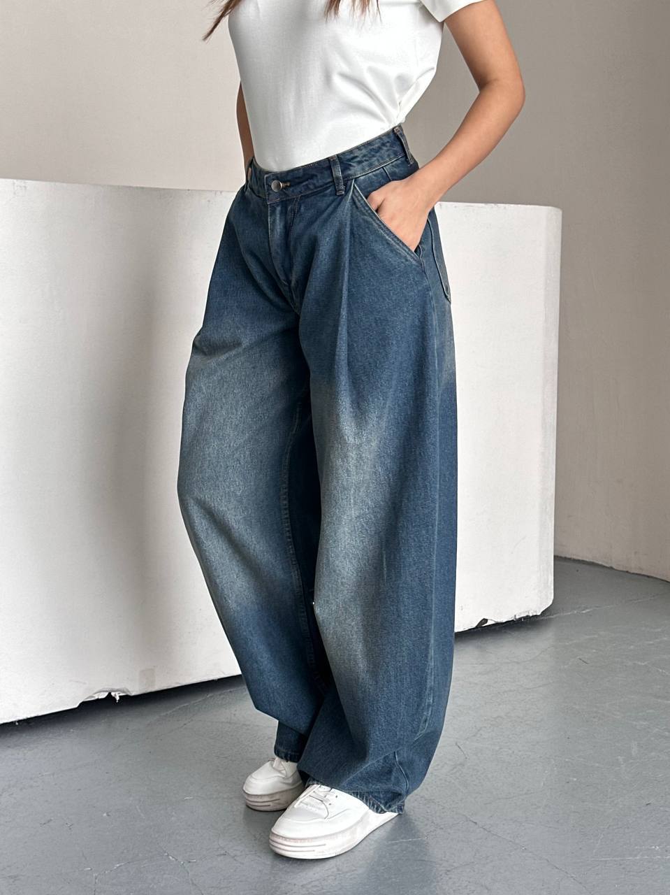 Mid-Rise Baggy Jeans